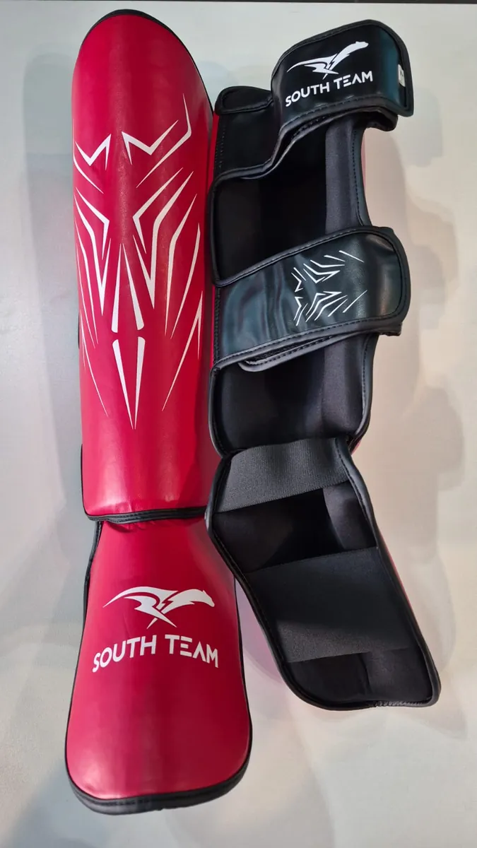 Caneleira de Muay Thai South Team com proteção de peito do pé